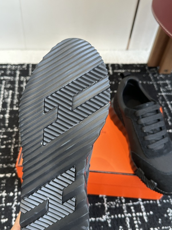 H**me5 sneaker