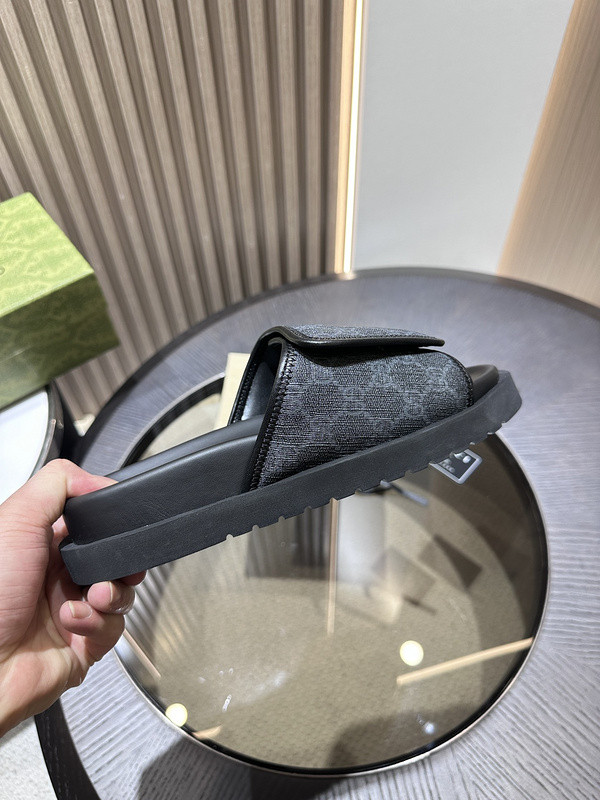 g*u*i sandals