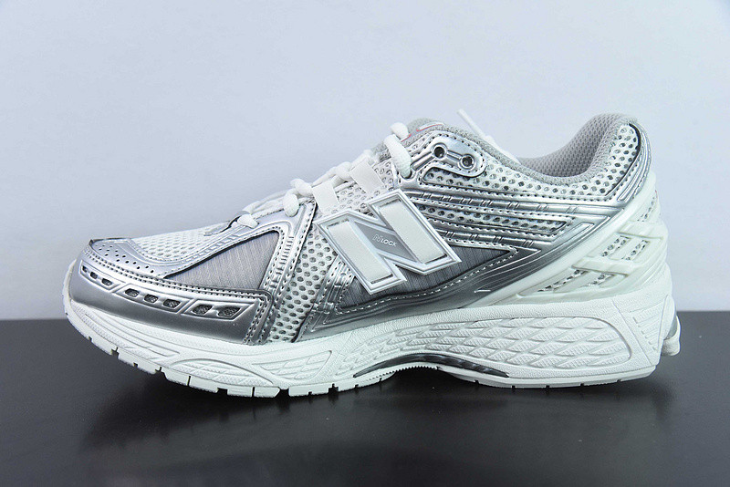 NEW BALANCE SNEAKER