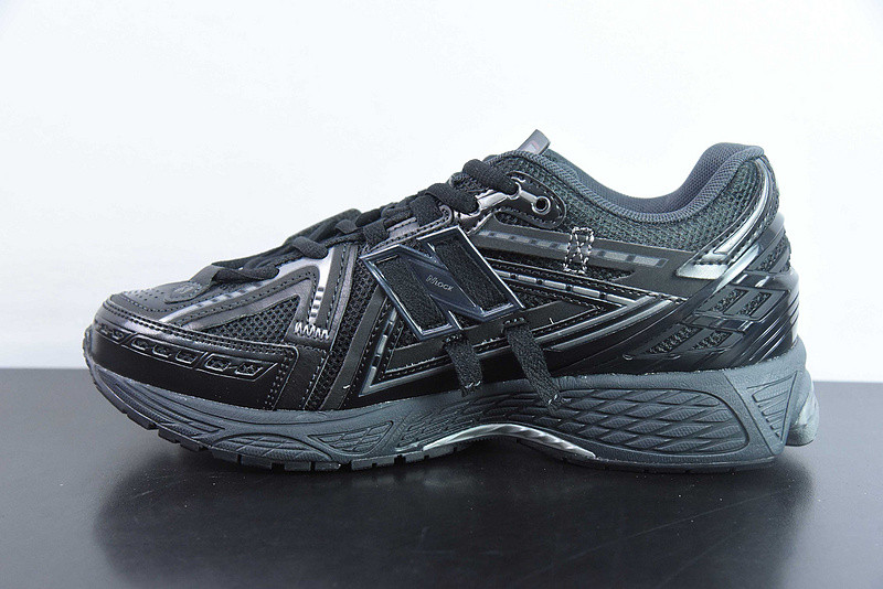 NEW BALANCE SNEAKER