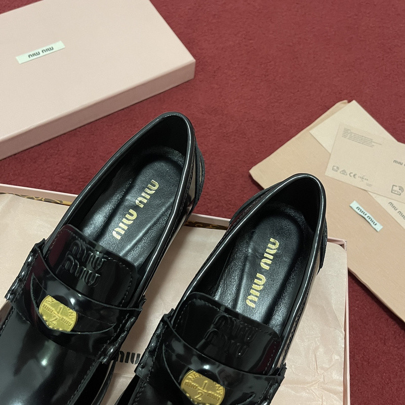 M1um1u sneaker