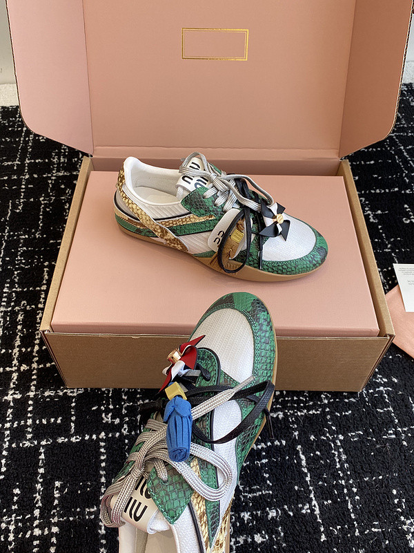 M1um1u sneaker