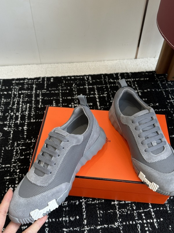 H**me5 sneaker