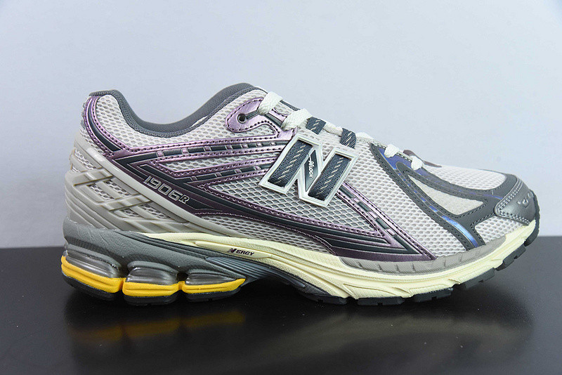 NEW BALANCE SNEAKER