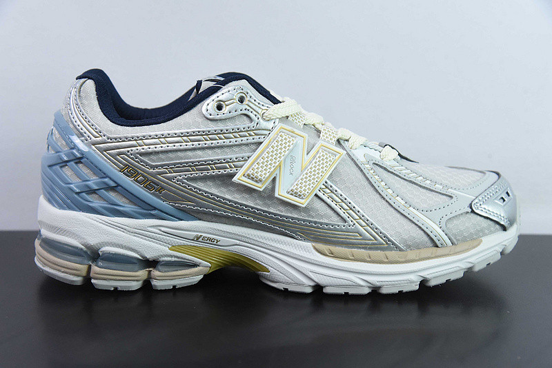 NEW BALANCE SNEAKER