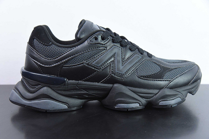 NEW BALANCE SNEAKER