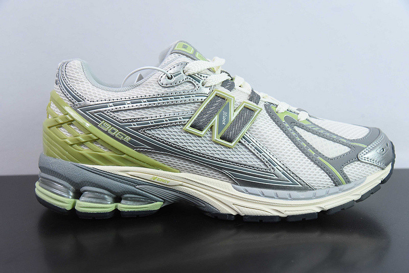 NEW BALANCE SNEAKER