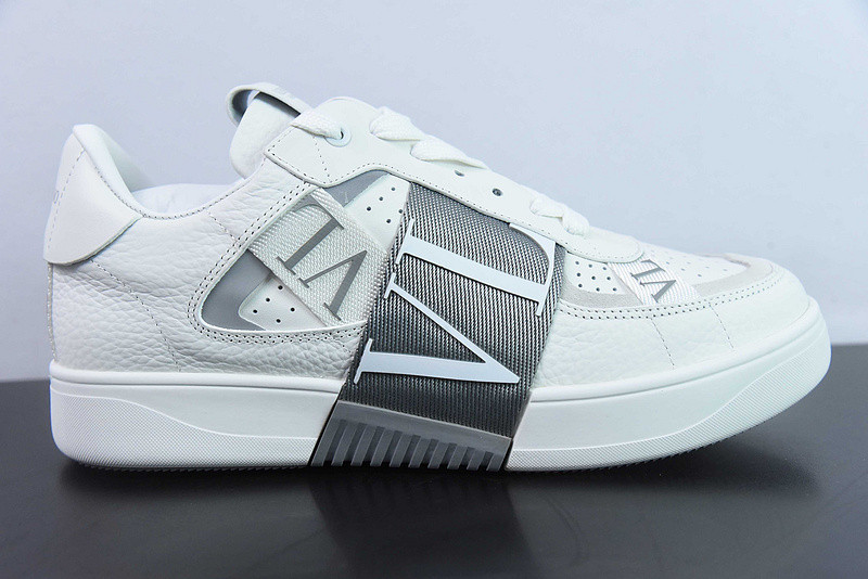 Va1e*ntin0 sneaker
