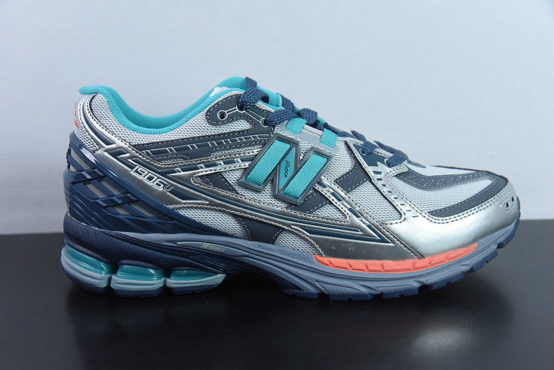 NEW BALANCE SNEAKER