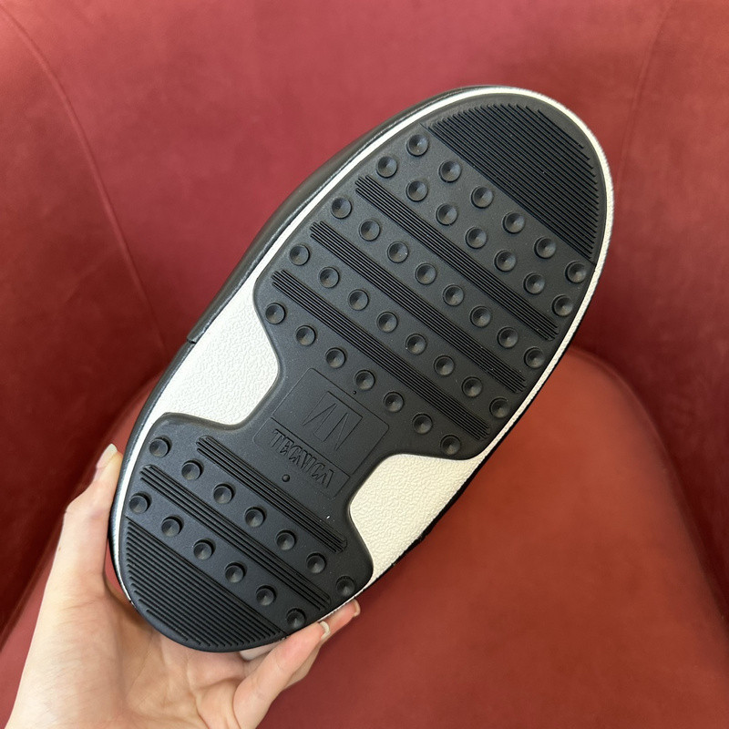 mOON bOOT