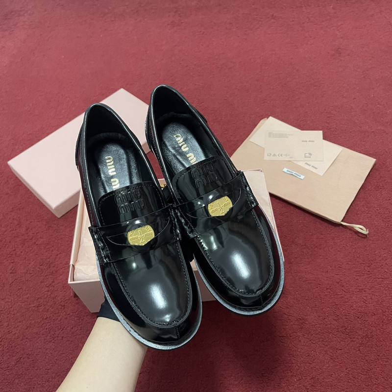 M1um1u sneaker