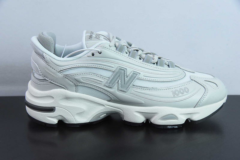 NEW BALANCE SNEAKER