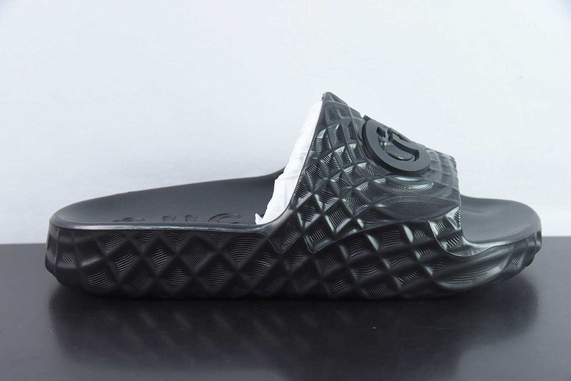 G*u*i sandals
