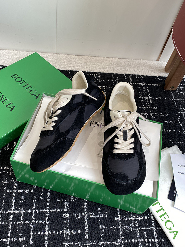 b0tt*ga Ven*ta sneaker