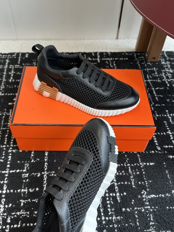 H**me5 sneaker