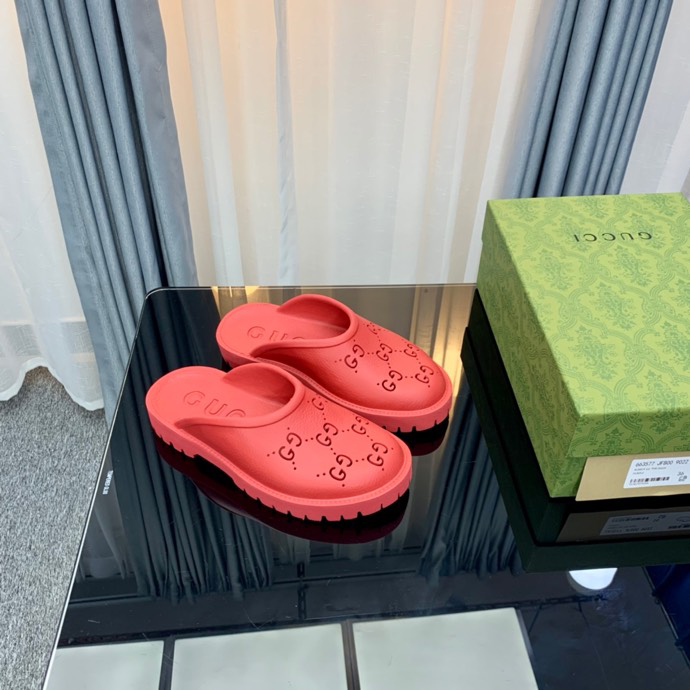 g*u*i sandals low
