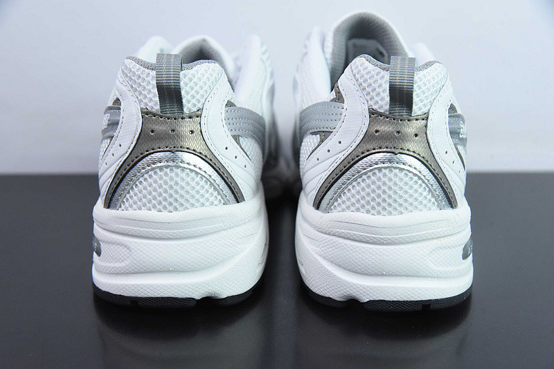 NEW BALANCE SNEAKER