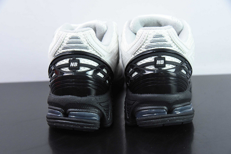 NEW BALANCE SNEAKER