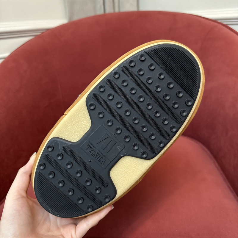 mOON bOOT