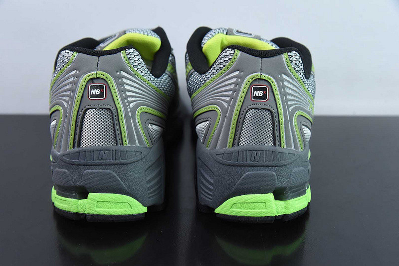 NEW BALANCE SNEAKER