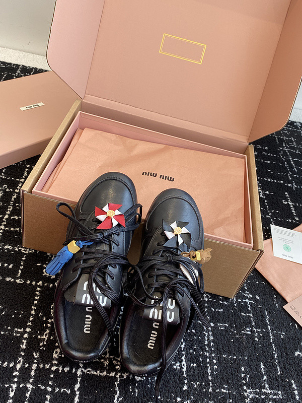 M1um1u sneaker