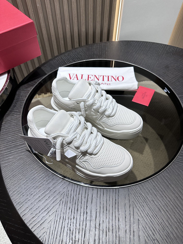 Va1e*ntin0 sneaker