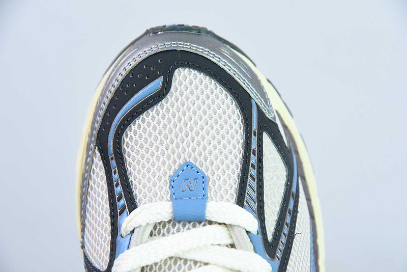 NEW BALANCE SNEAKER