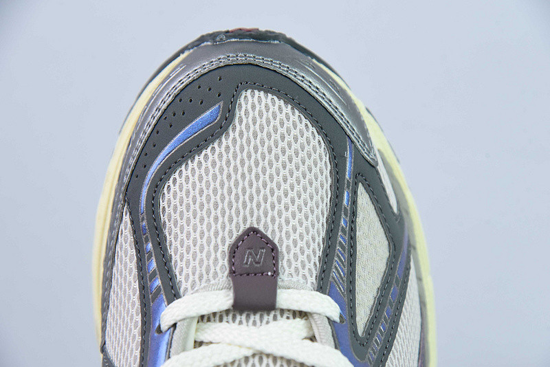 NEW BALANCE SNEAKER