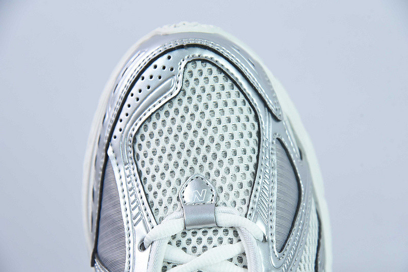 NEW BALANCE SNEAKER