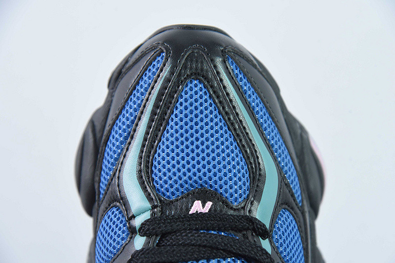 NEW BALANCE SNEAKER