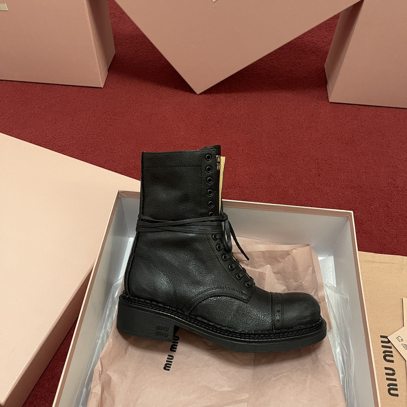 M1um1u sneaker