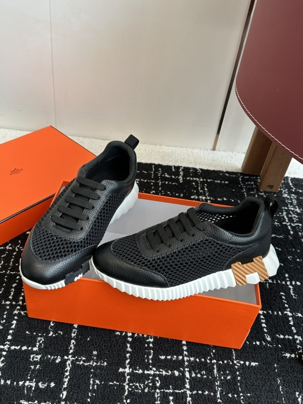 H**me5 sneaker