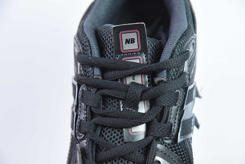 NEW BALANCE SNEAKER