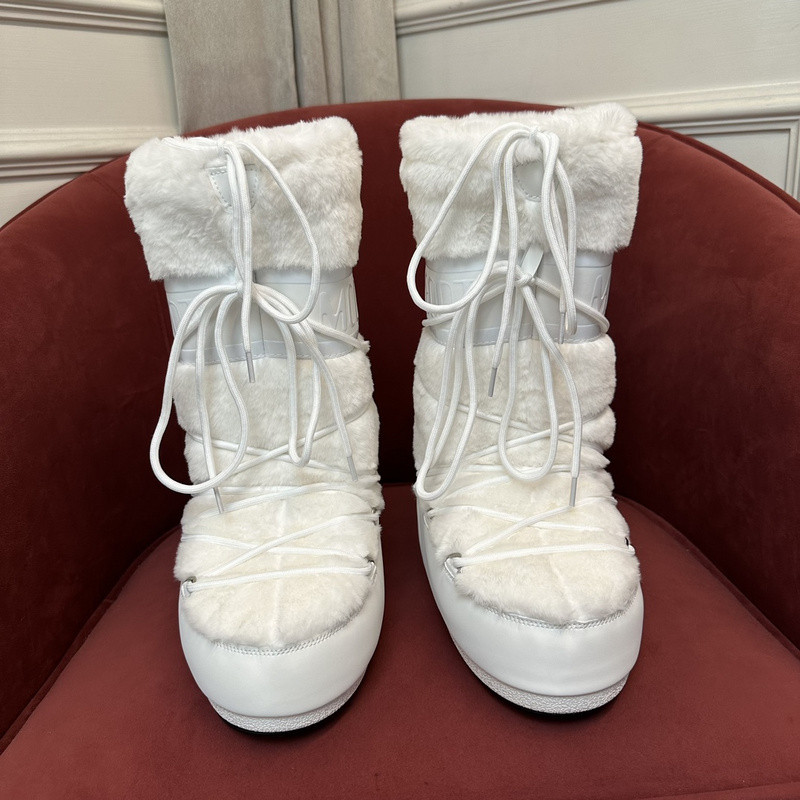 mOON bOOT