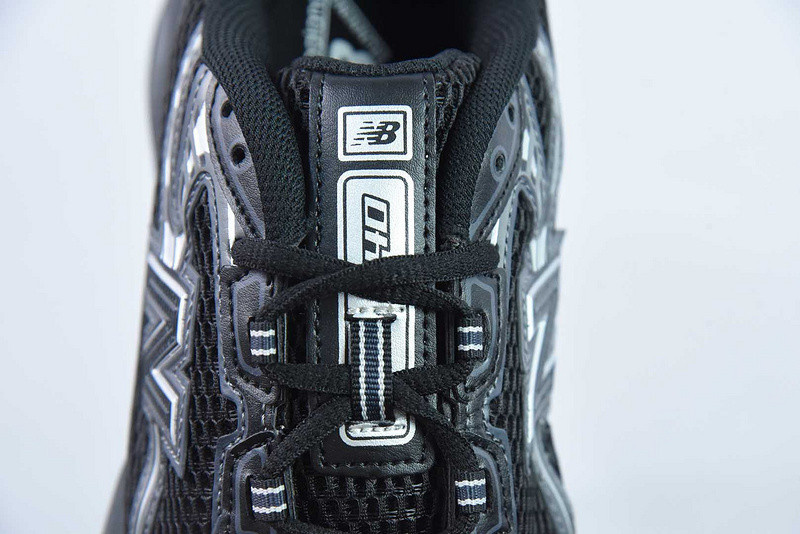 NEW BALANCE SNEAKER