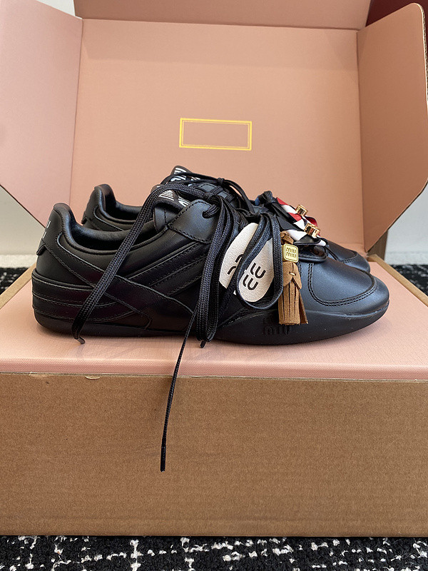 M1um1u sneaker