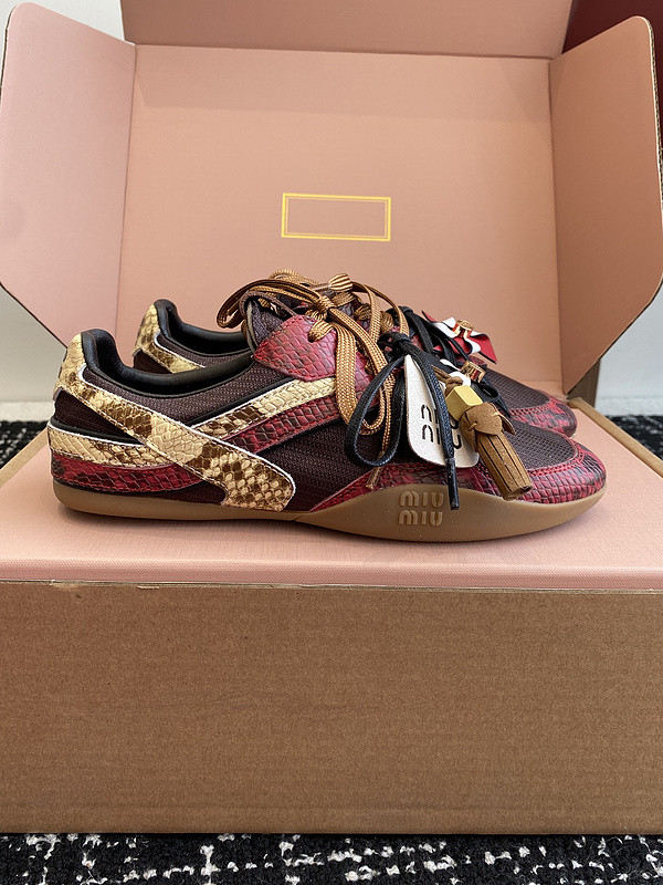 M1um1u sneaker
