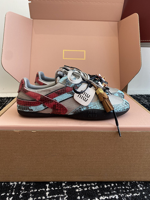 M1um1u sneaker