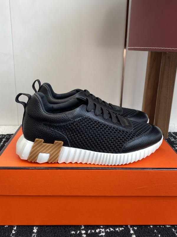H**me5 sneaker