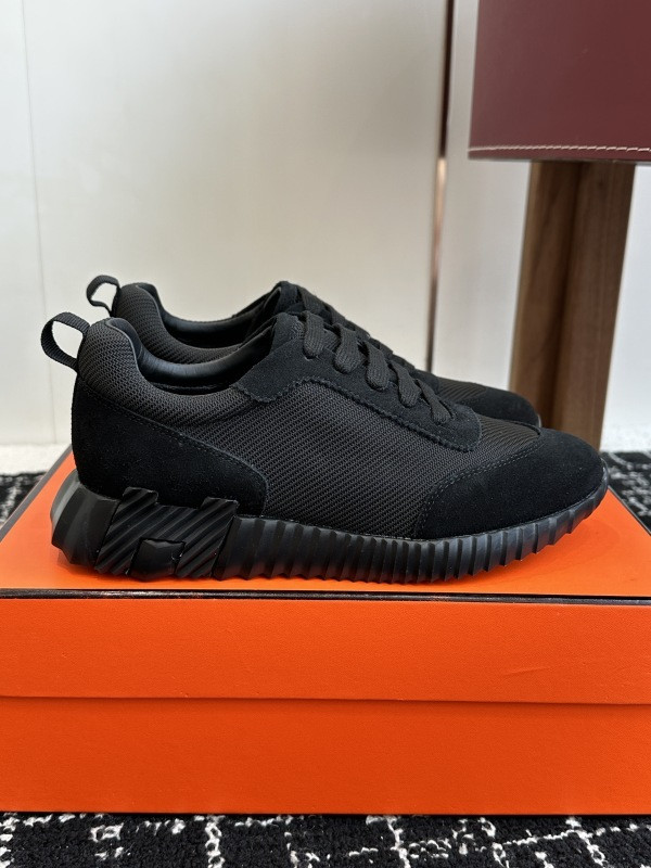 H**me5 sneaker