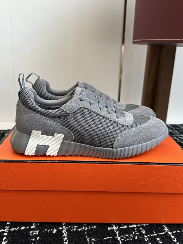 H**me5 sneaker