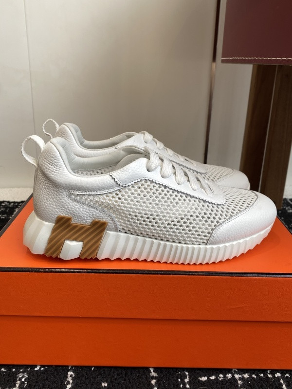 H**me5 sneaker