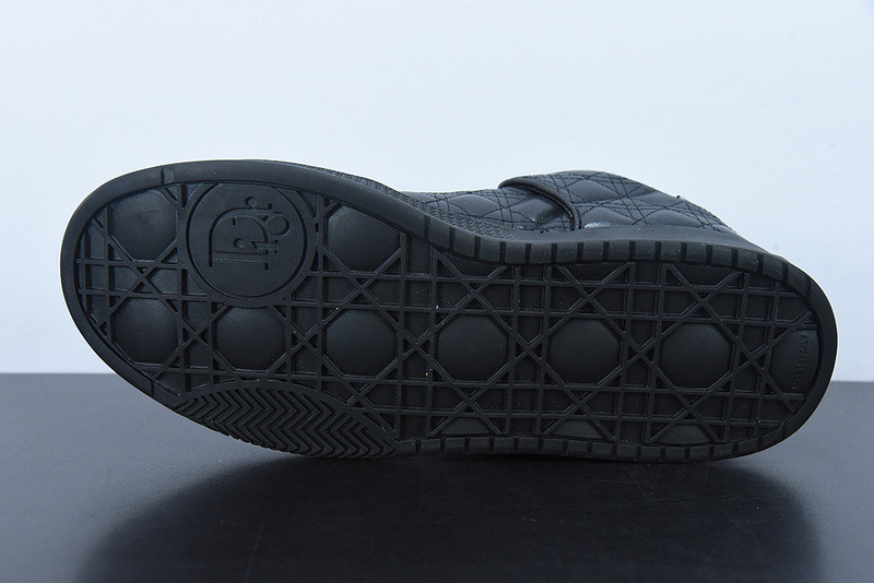dio* sneaker