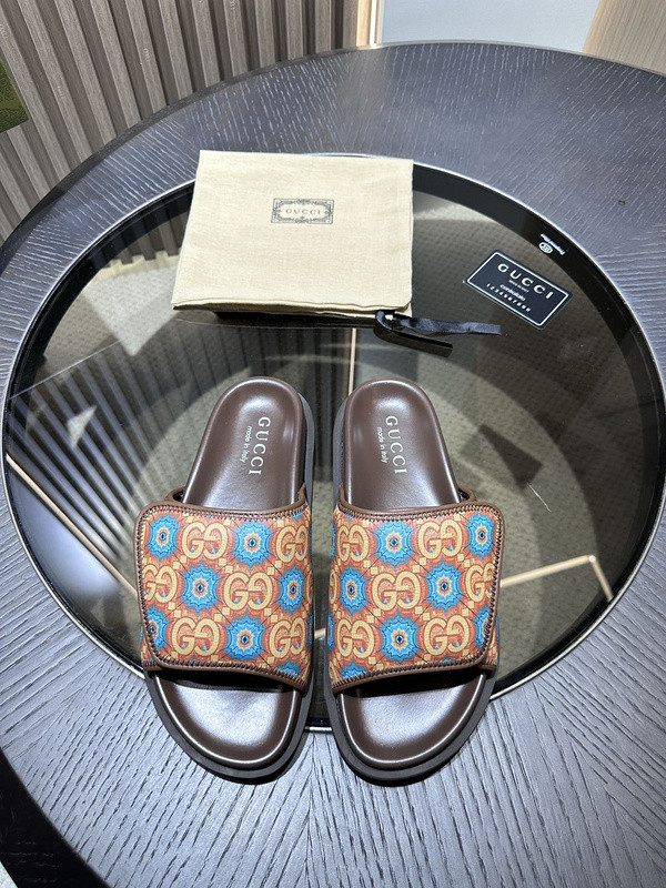 g*u*i sandals