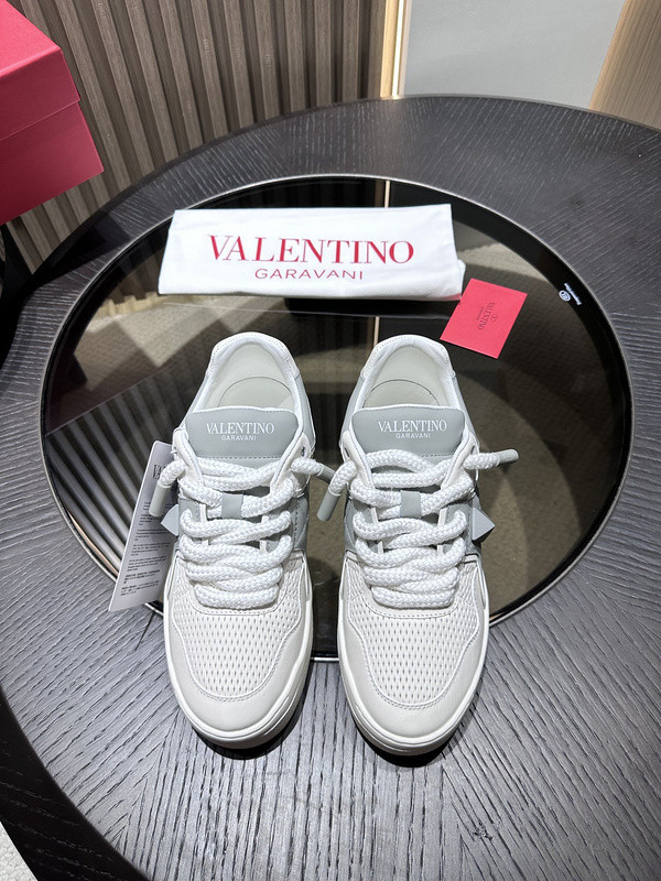Va1e*ntin0 sneaker