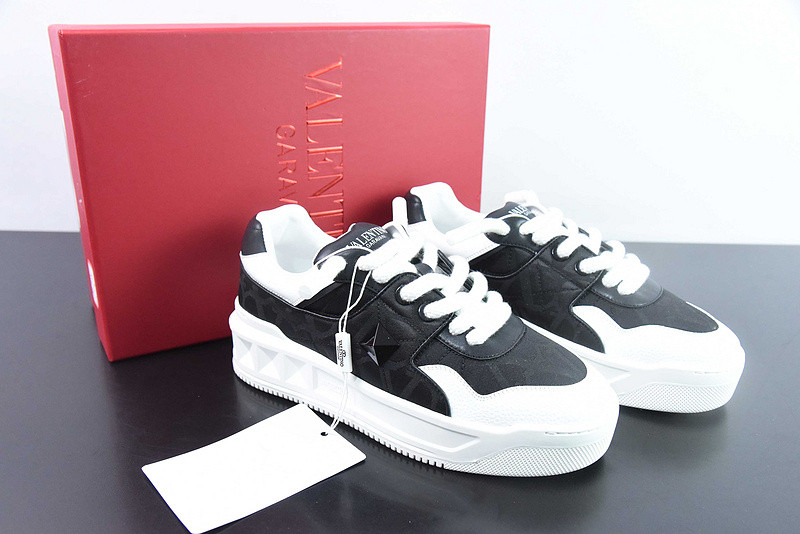 Va1e*ntin0 sneaker