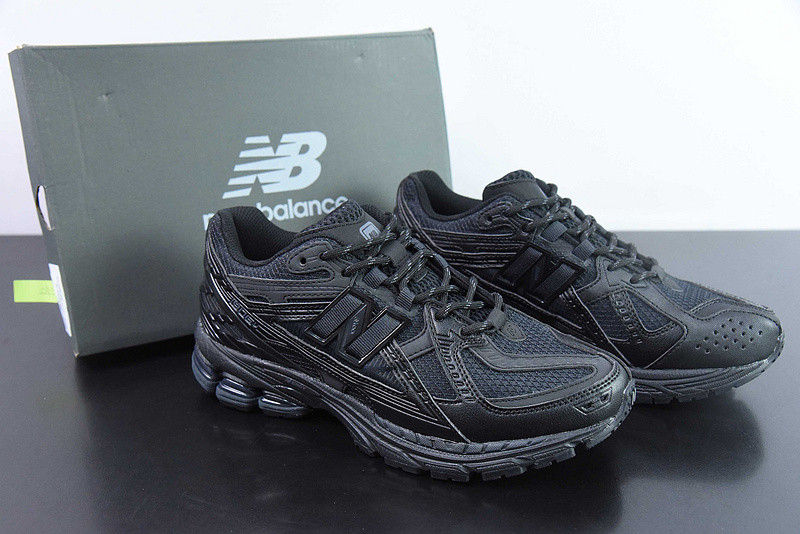 NEW BALANCE SNEAKER