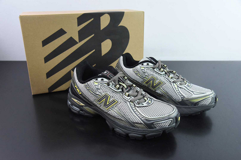 NEW BALANCE SNEAKER