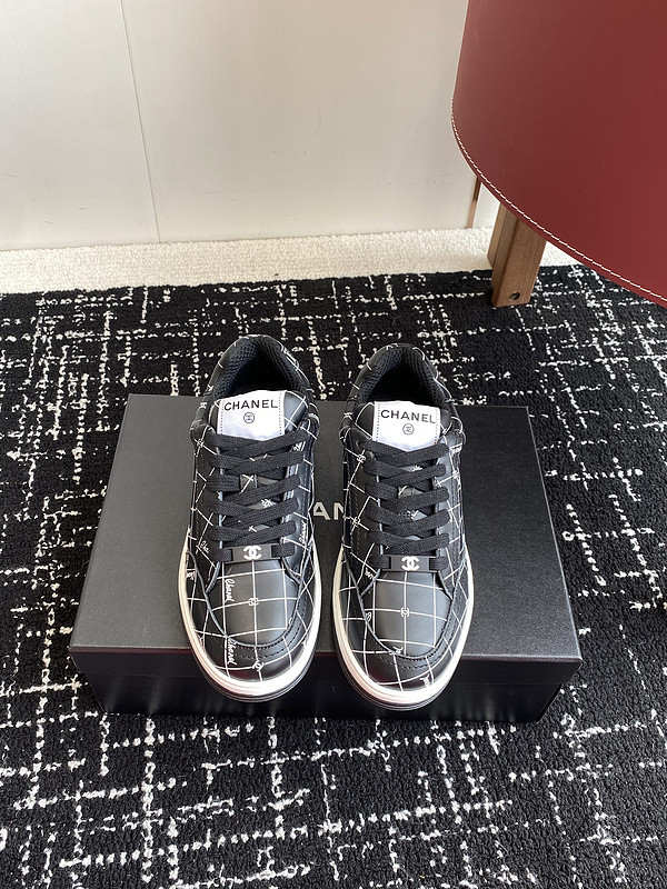 Ch**el sneaker