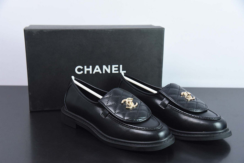 Ch*el sneaker